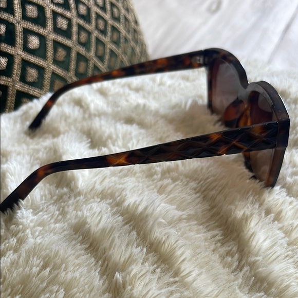 Tortoise Shell Sunglasses - Picture 8 of 8